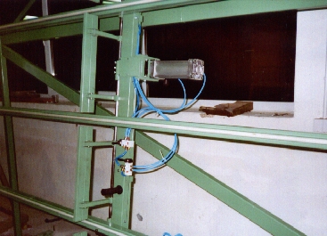 Uchylna belka dociskowa