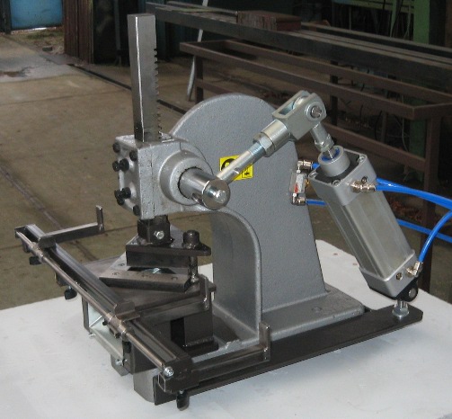 Wykrojnik z napędem pneumatycznym