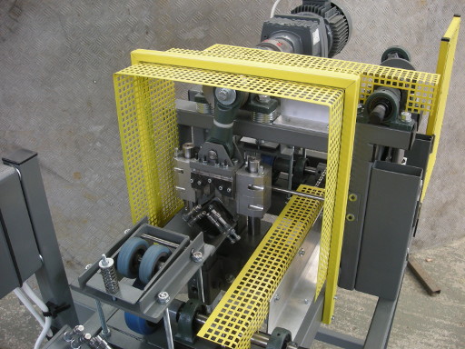 Automat do perforacji kątowników kartonowych